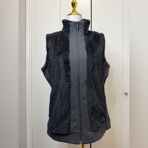 The North Face Women's Black Fleece Vest - Picture 3 of 13